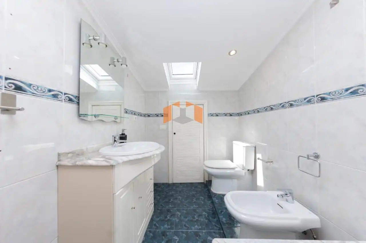 Bathroom of Houses for sale in Vigo   with Heating, Private garden and Parquet flooring