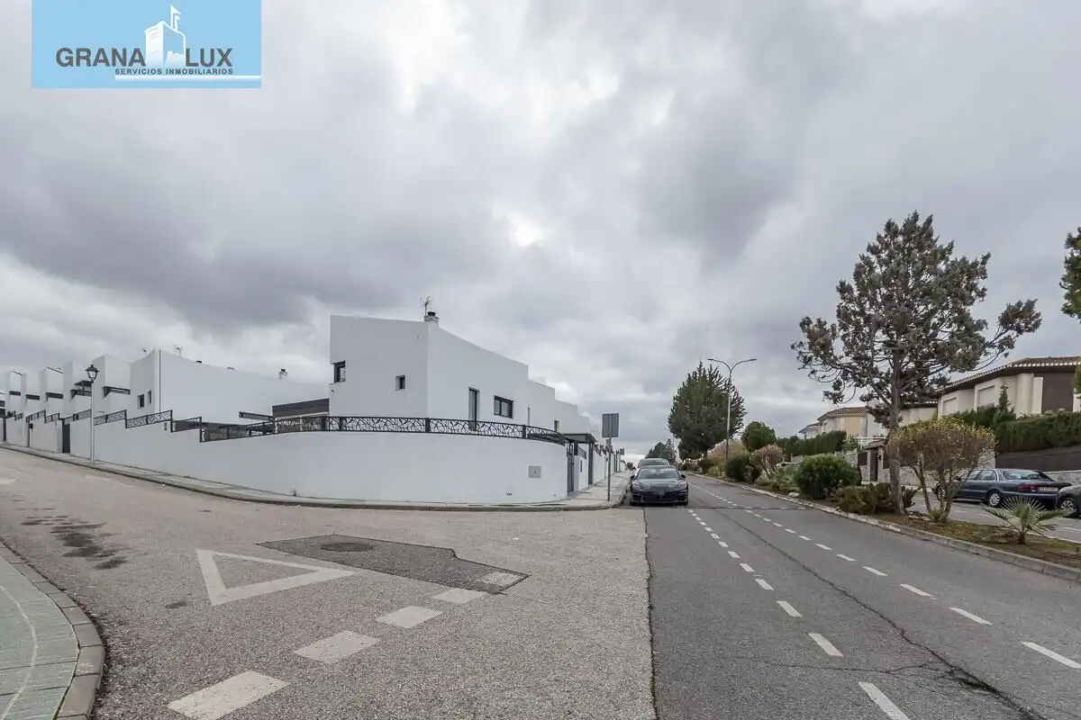 Vista exterior de Casa adosada en venda en Albolote amb Jardí privat, Piscina i Alarma