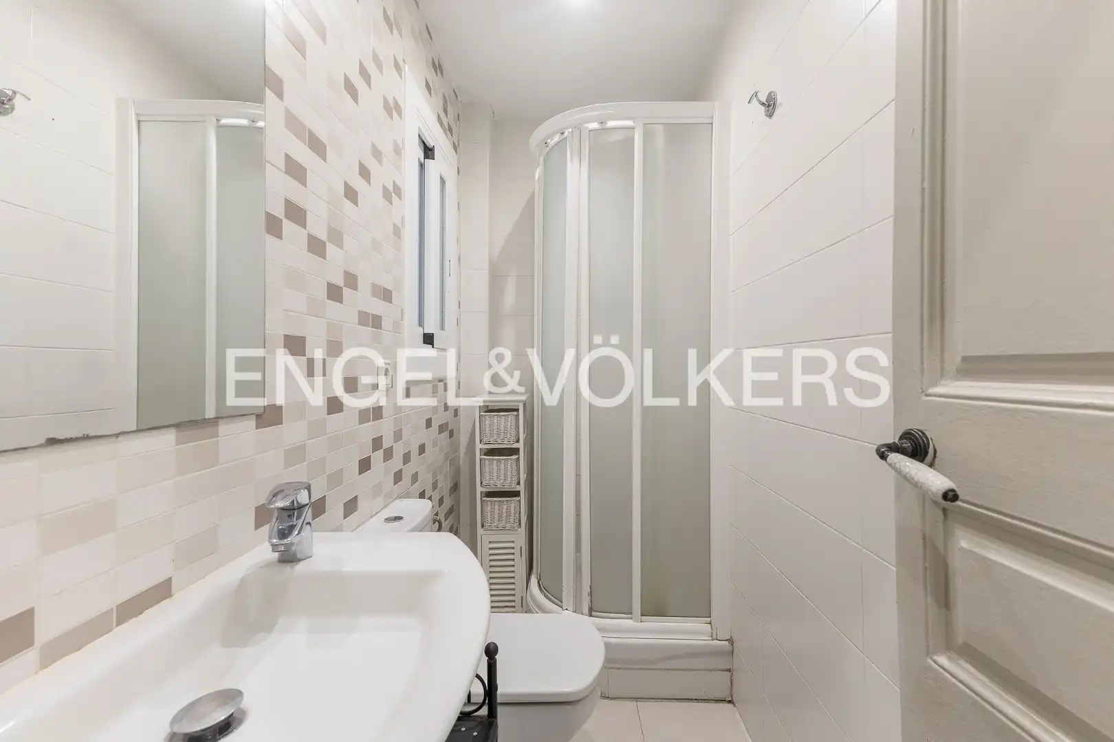 Bathroom of Flat for rent in Barcelona  with Air Conditioner, Heating and Parquet flooring