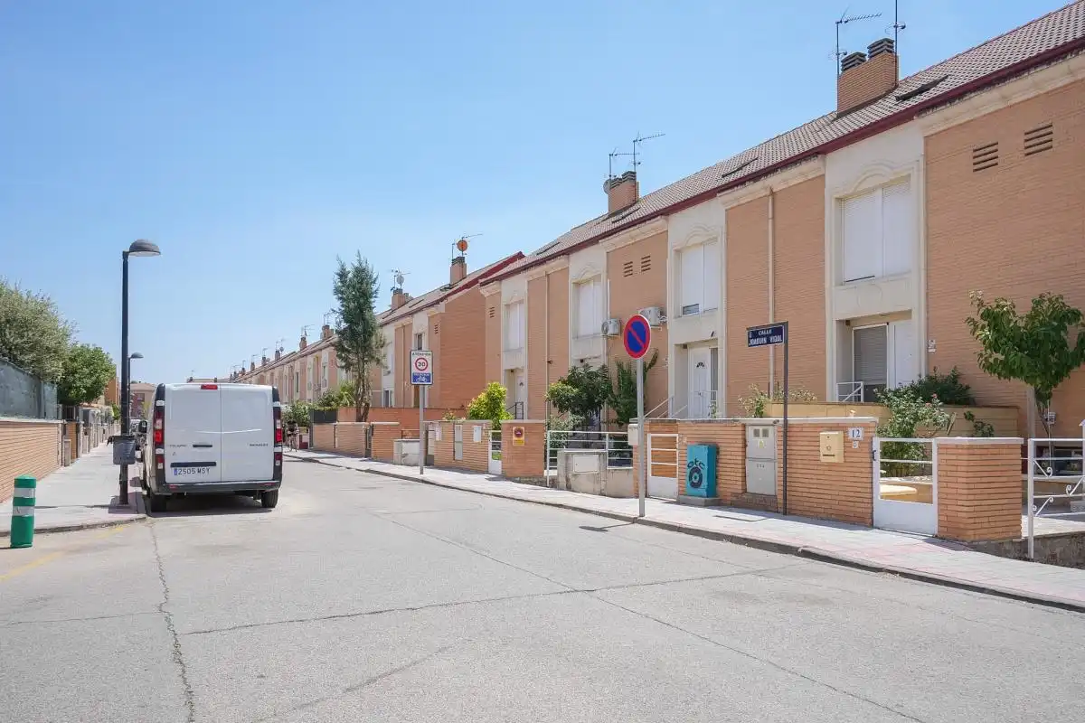Vista exterior de Casa adosada en venda en Azuqueca de Henares amb Aire condicionat, Calefacció i Jardí privat