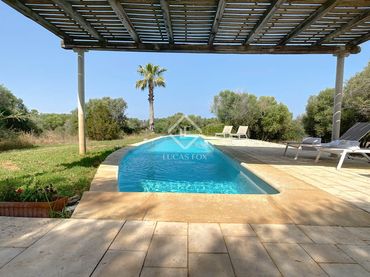 Casa rústica amb piscina en venda a Maó ciutat