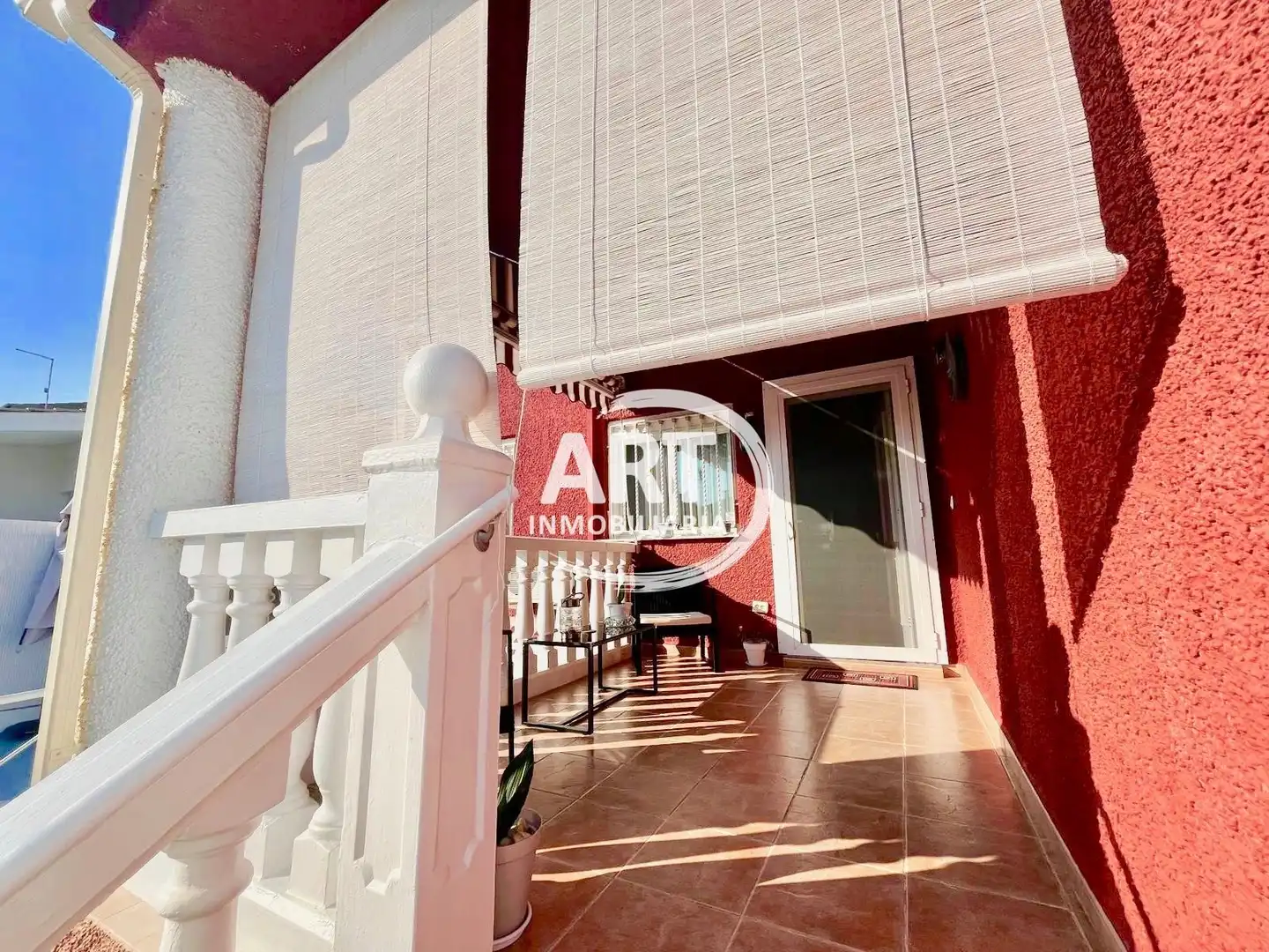 Vista exterior de Casa adosada en venta en La Pobla de Vallbona con Aire acondicionado, Calefacción y Jardín privado