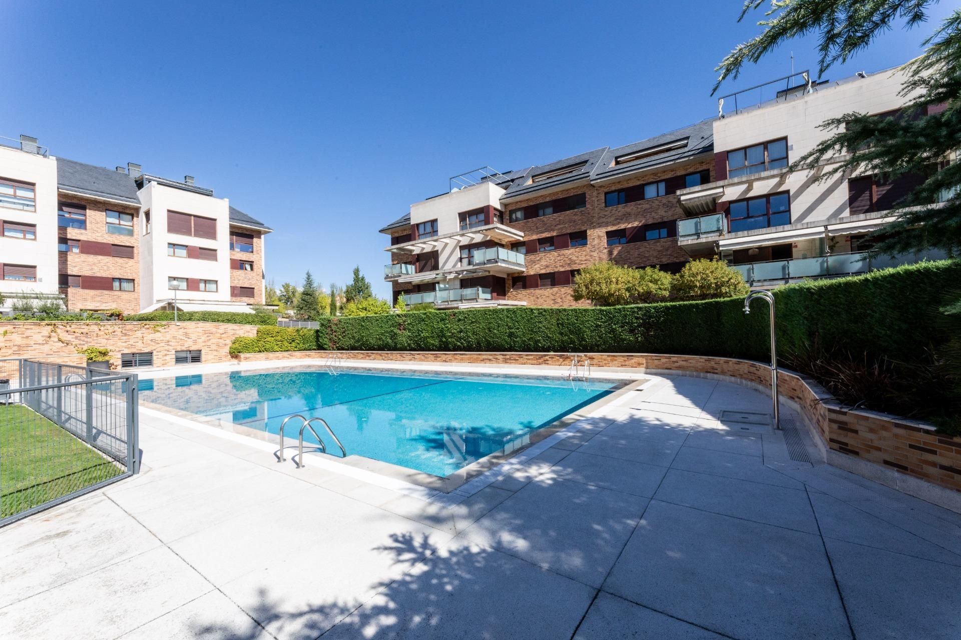 Swimming pool of Flat to rent in Majadahonda  with Air Conditioner, Heating and Private garden