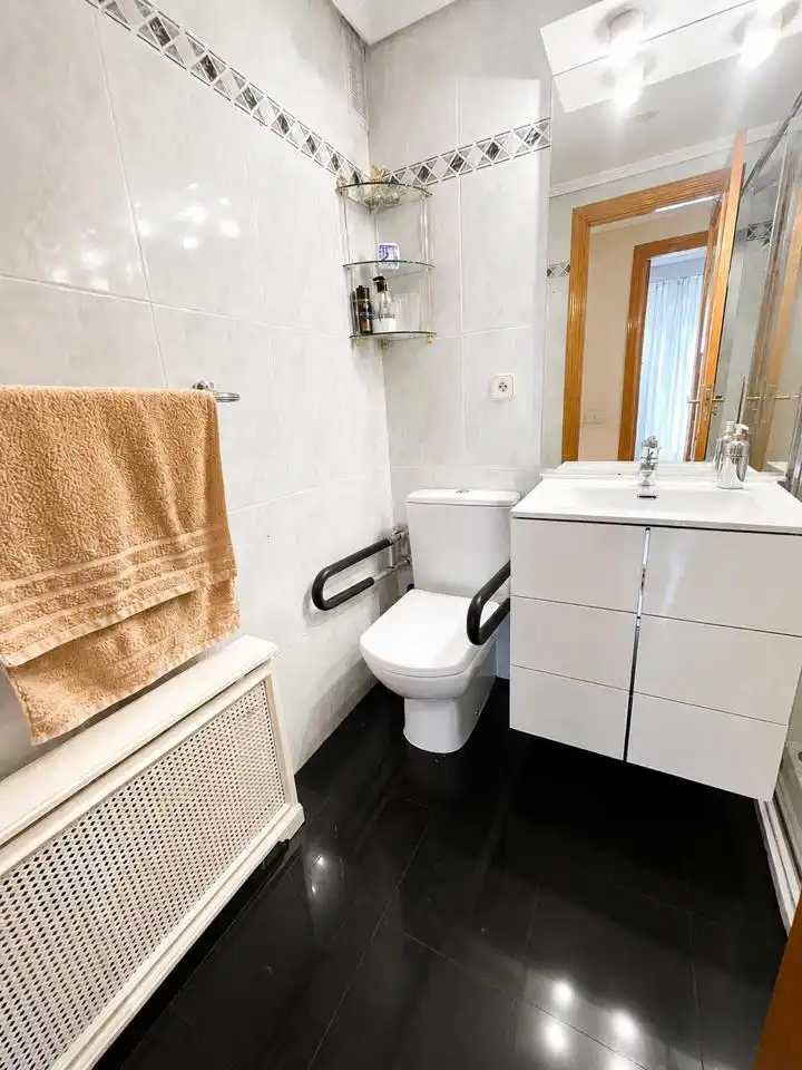 Baño de Piso en venta en Madrid con Calefacción, Jardín privado y Parquet
