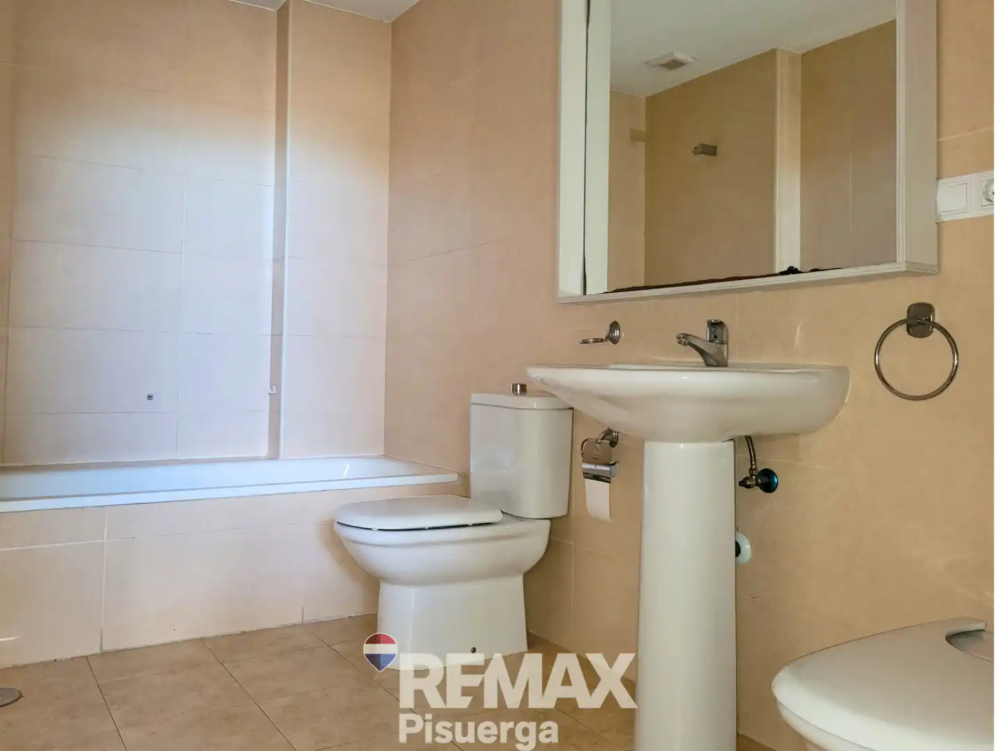 Badezimmer von Wohnung zum Verkauf in Santovenia de Pisuerga mit Heizung, Abstellraum und Balkon