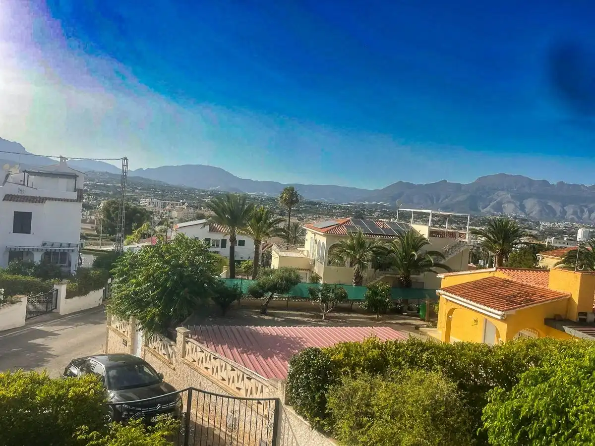 Vista exterior de Casa o xalet en venda en L'Alfàs del Pi amb Terrassa i Piscina