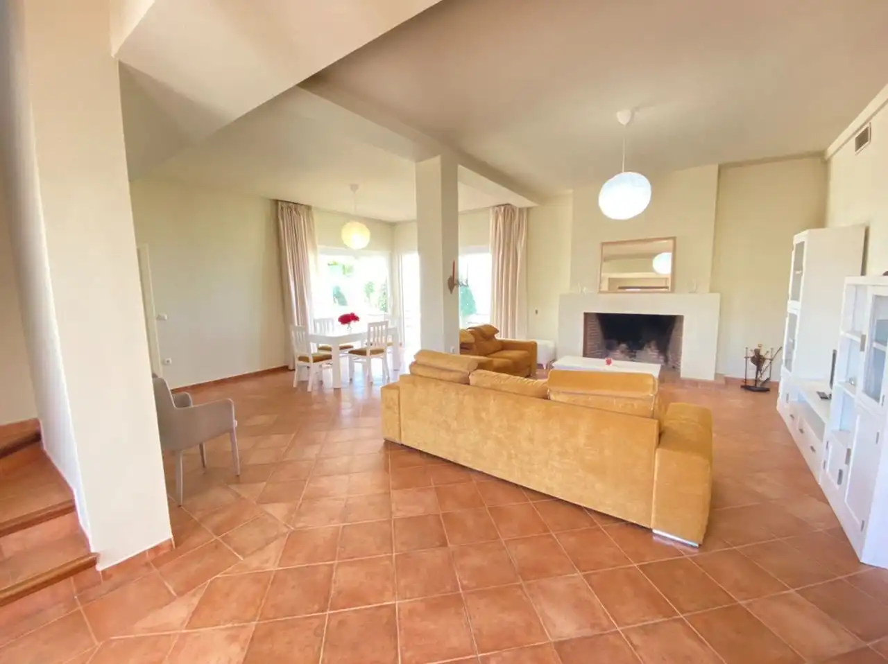Sala d'estar de Casa o xalet en venda en Torrox amb Aire condicionat, Jardí privat i Traster