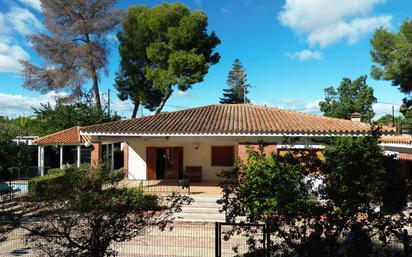 Vista exterior de Casa o xalet en venda en L'Eliana amb Aire condicionat, Calefacció i Jardí privat