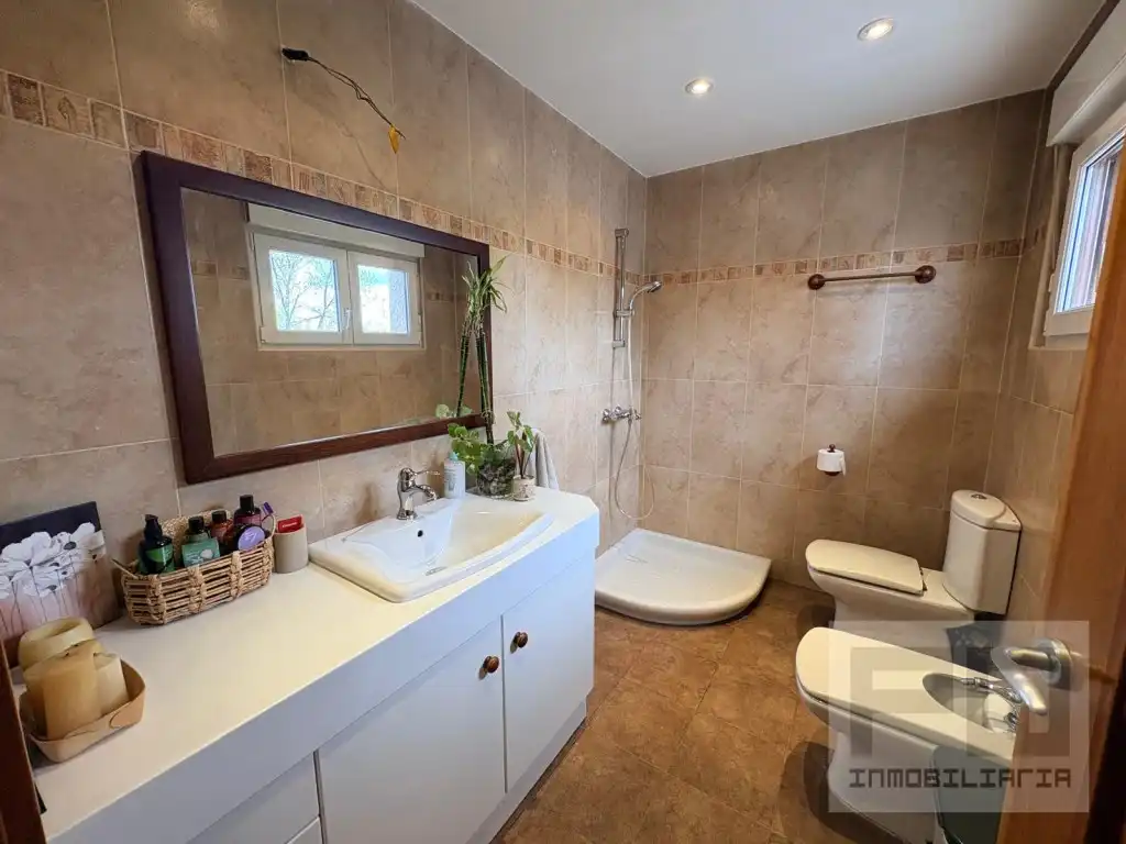 Badezimmer von Haus oder Chalet zum Verkauf in Las Navas del Marqués  mit Ofen, Waschmaschine und Mikrowelle