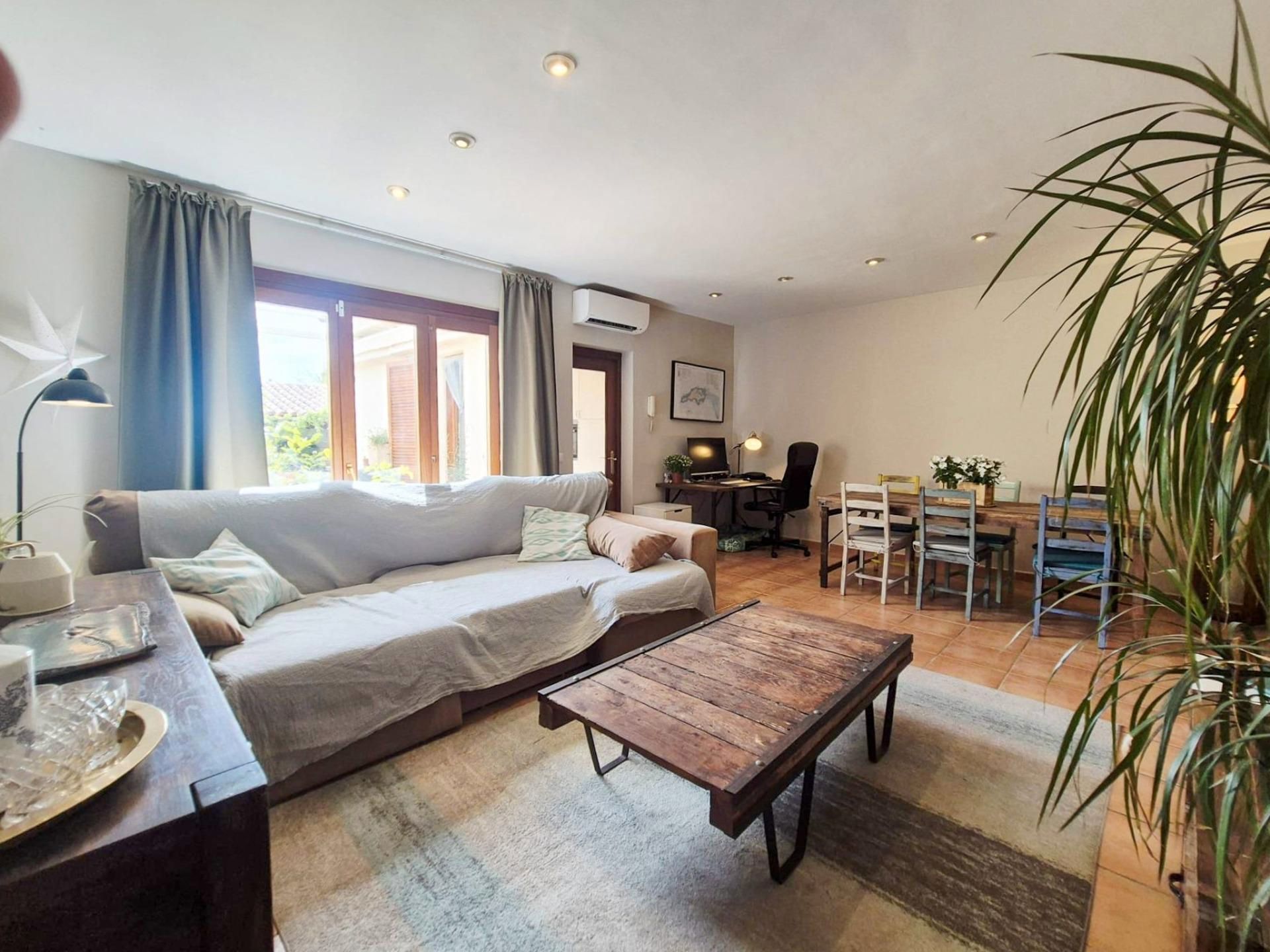 Sala d'estar de Casa adosada en venda en Lloseta amb Aire condicionat, Jardí privat i Terrassa