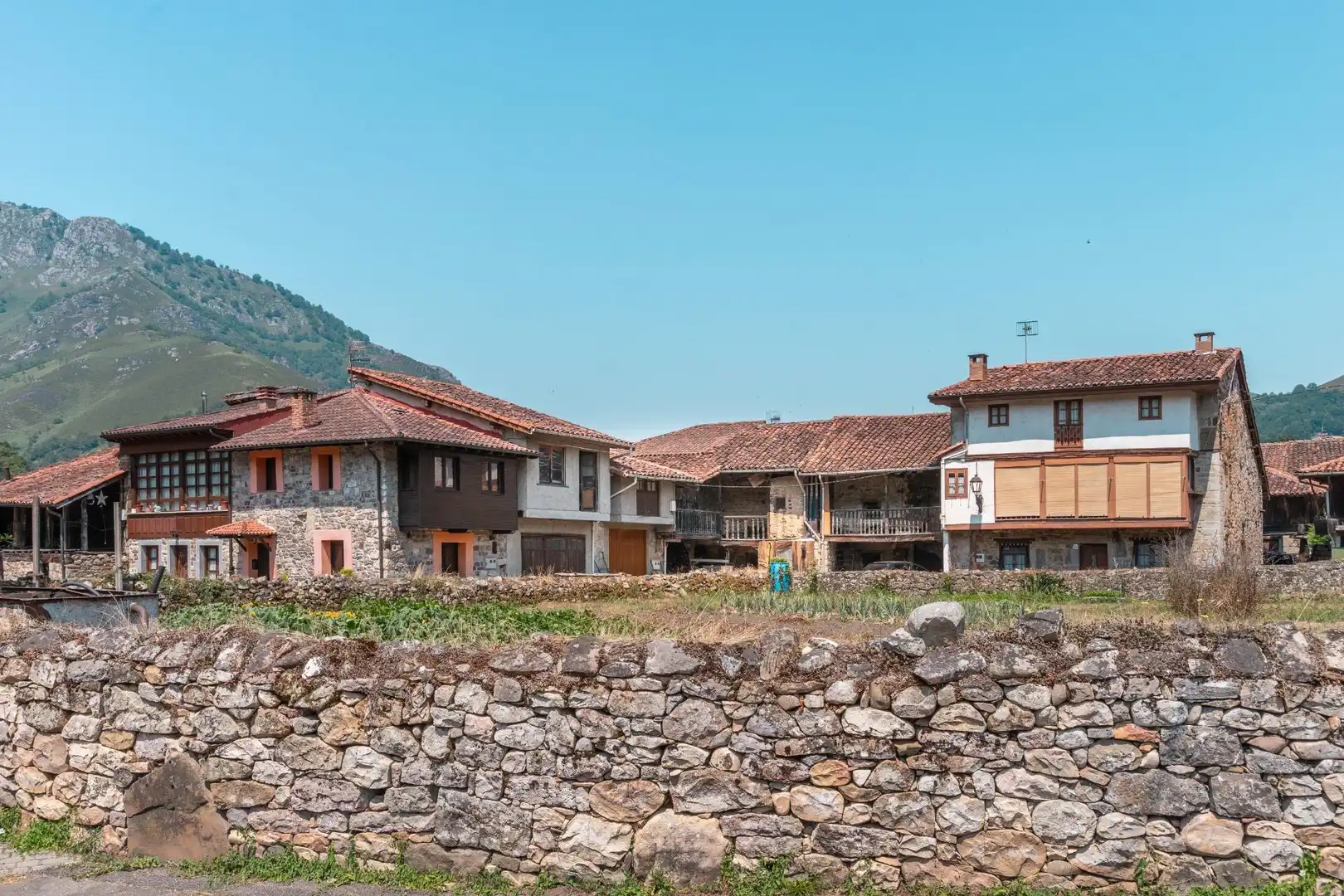 Vista exterior de Casa o xalet en venda en Sobrescobio amb Balcó