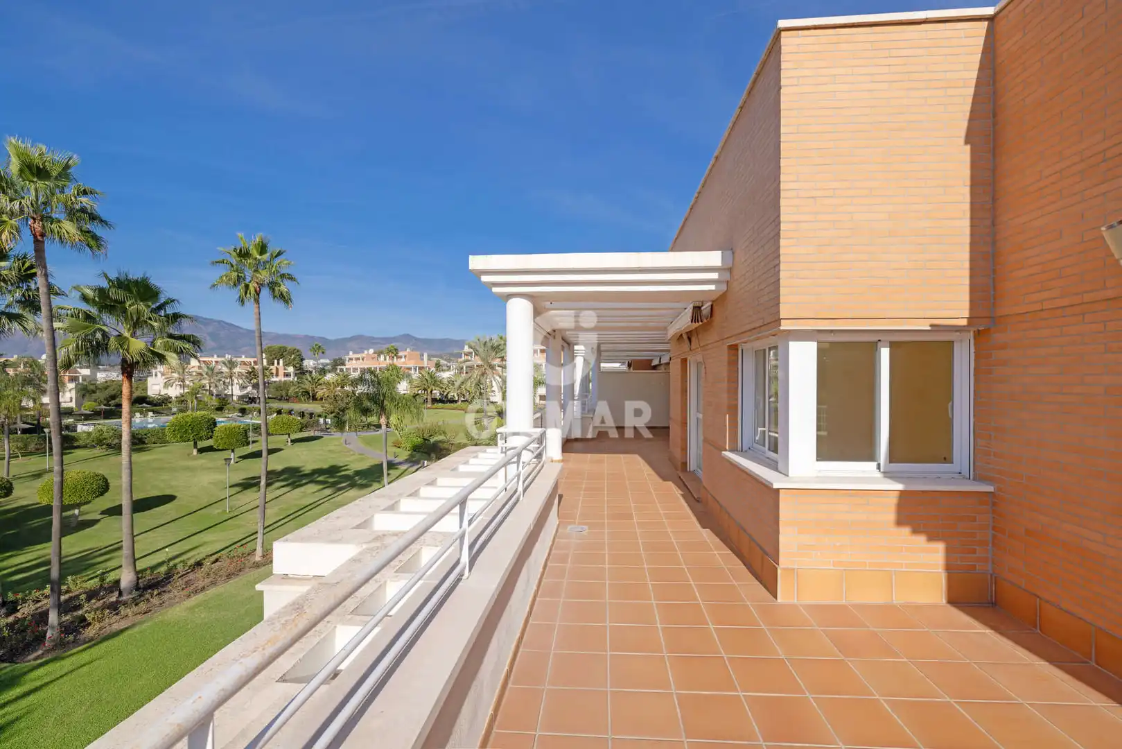 Terraza de Dúplex en venta en Estepona con Calefacción, Jardín privado y Piscina