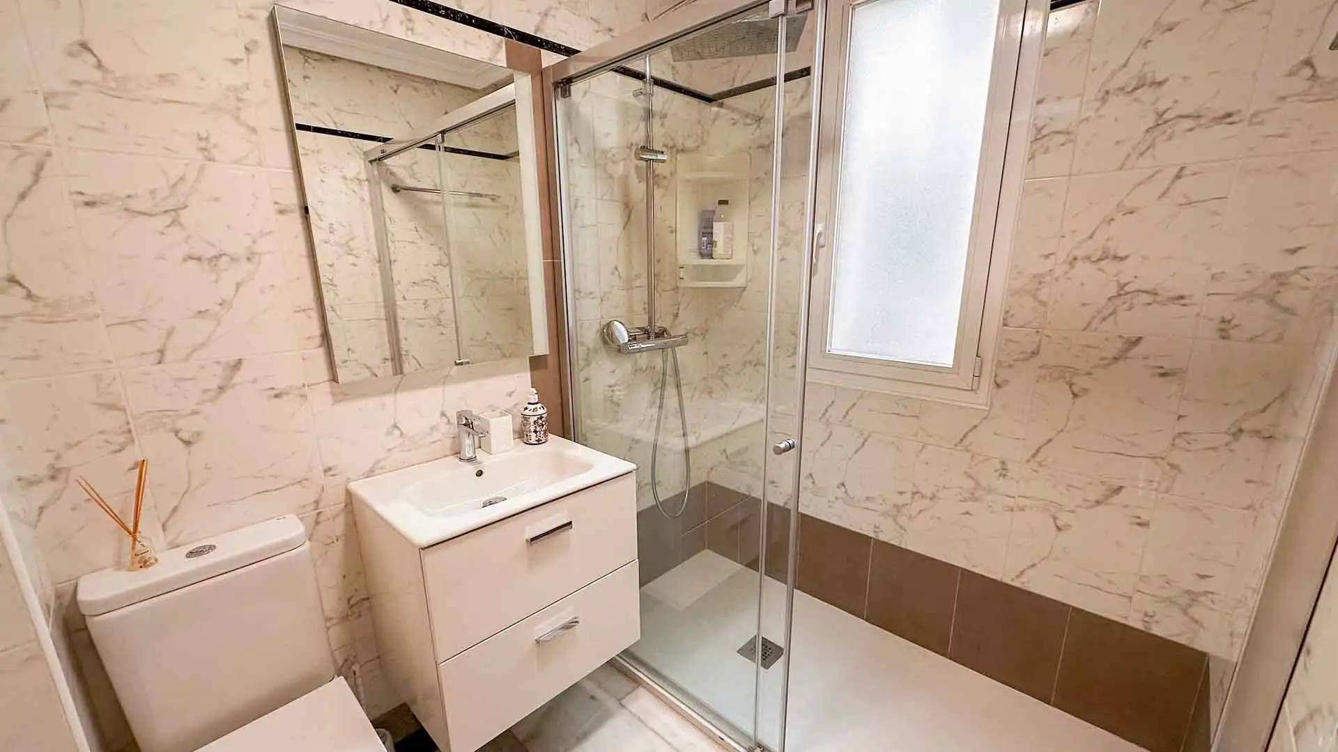 Bany de Apartament de lloguer en Marbella amb Terrassa, Piscina i Piscina comunitària