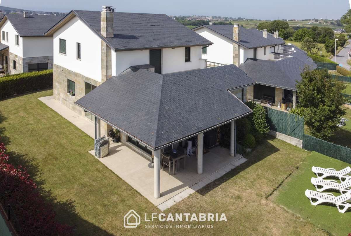 Vista exterior de Casa o xalet en venda en Santa Cruz de Bezana amb Calefacció, Jardí privat i Terrassa
