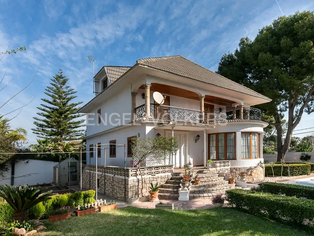 Vista exterior de Casa o chalet en venta en Paterna con Calefacción, Jardín privado y Parquet