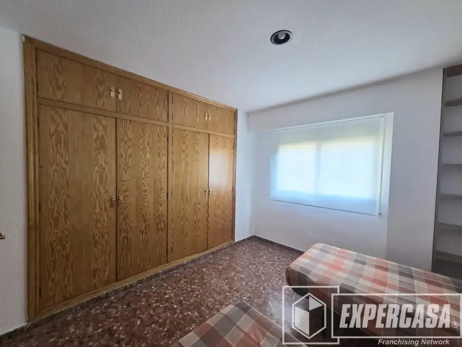 Dormitori de Apartament de lloguer en Cullera amb Terrassa, Piscina i Moblat