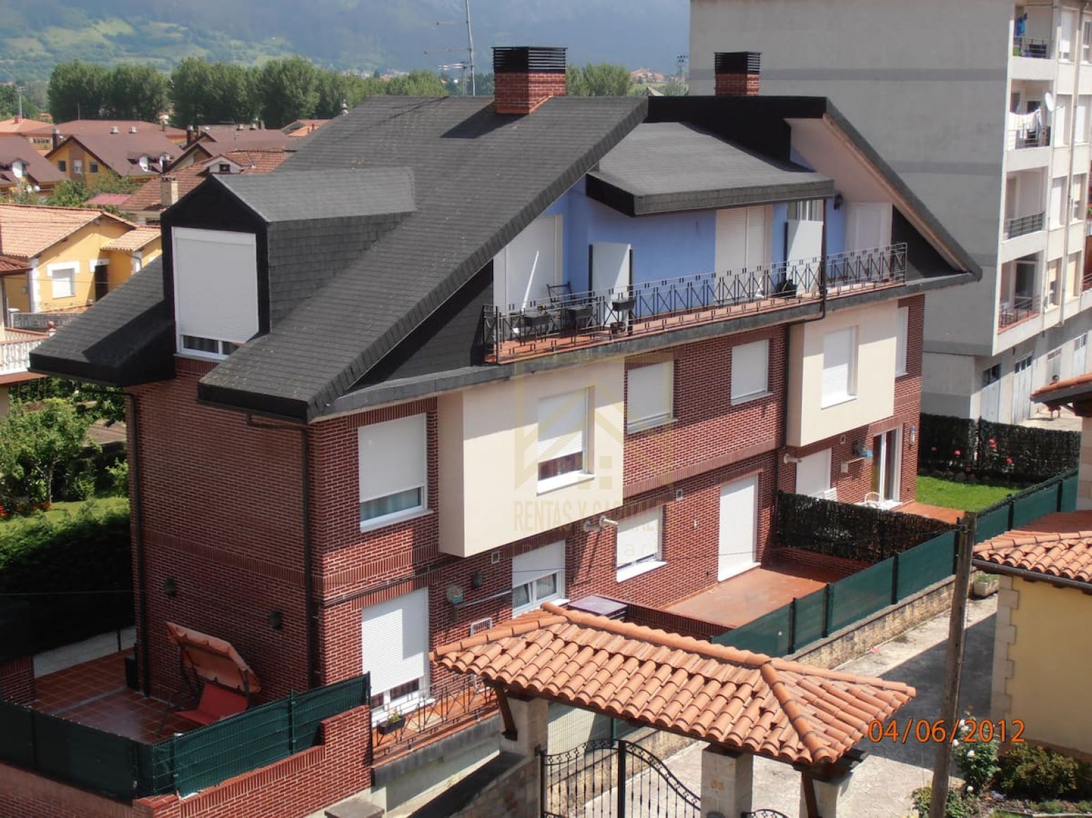 Vista exterior de Casa adosada en venda en Los Corrales de Buelna  amb Calefacció, Jardí privat i Parquet