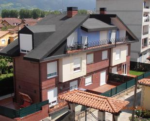 Vista exterior de Casa adosada en venda en Los Corrales de Buelna  amb Calefacció, Parquet i Terrassa