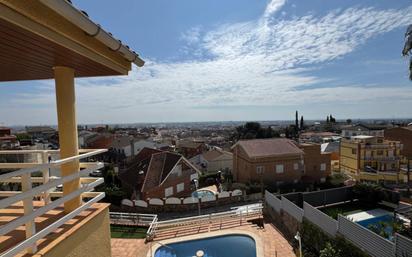 Vista exterior de Casa o xalet en venda en Viladecans amb Calefacció, Jardí privat i Parquet