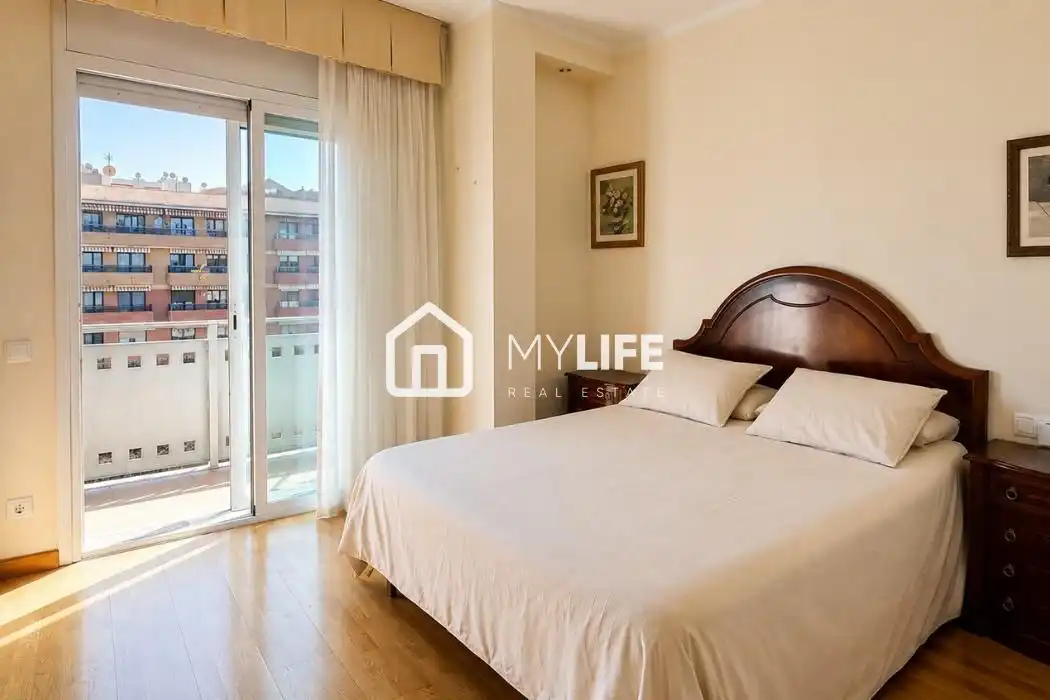 Bedroom of Attic for sale in Barcelona  with Air Conditioner, Heating and Parquet flooring