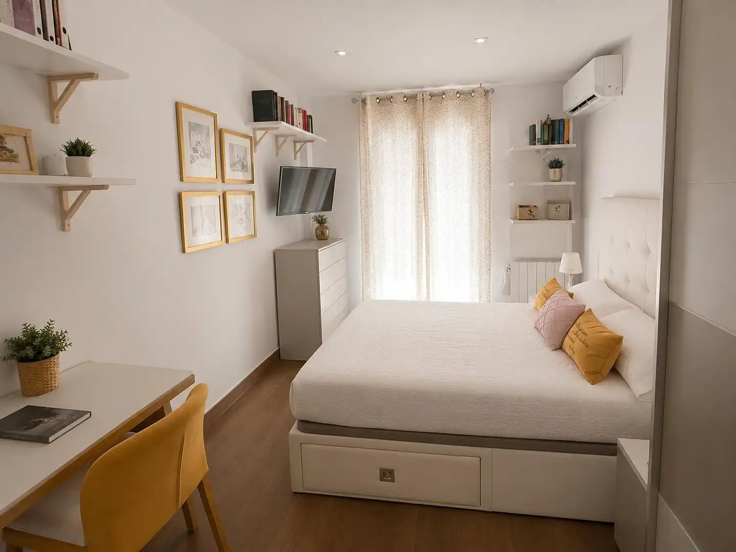 Bedroom of Flat for rent in Granada  with Air Conditioner, Heating and Furnished