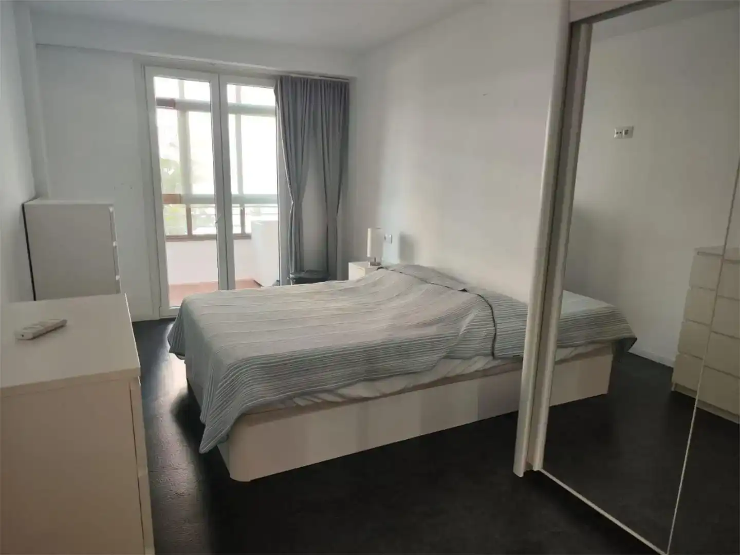 Dormitori de Apartament de lloguer en Torremolinos amb Aire condicionat i Piscina