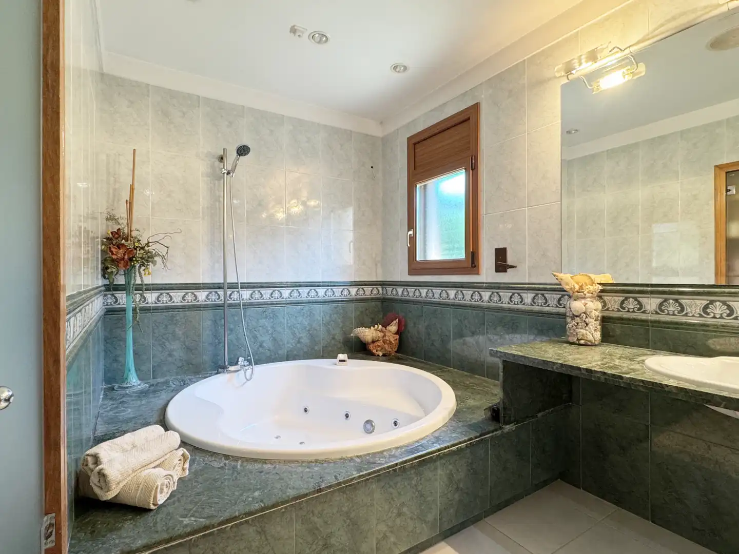 Bathroom of Houses for sale in Viladamat  with Air Conditioner, Heating and Private garden
