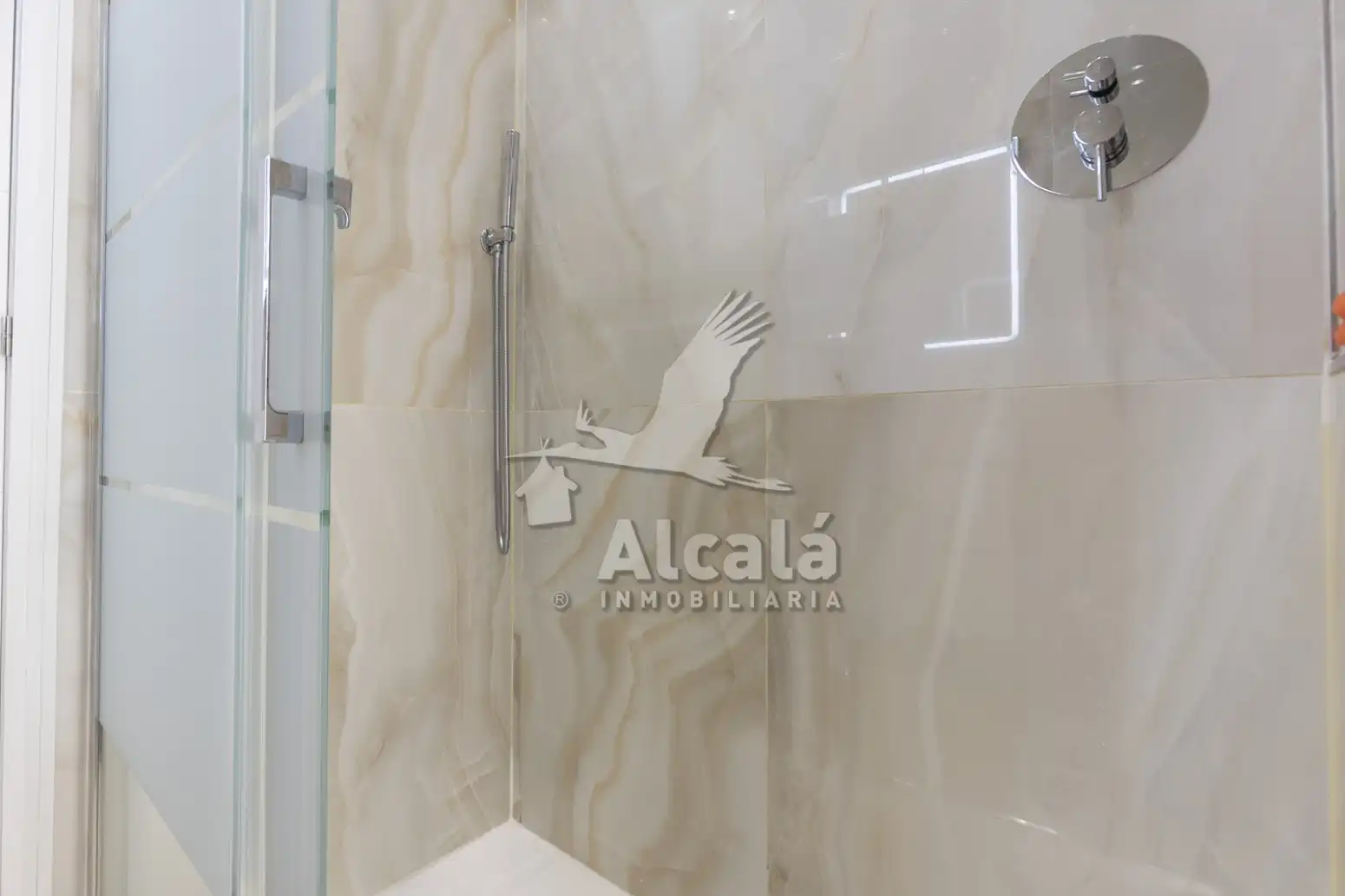 Baño de Piso en venta en Azuqueca de Henares con Aire acondicionado, Jardín privado y Domótica