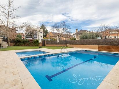 Piscina de Casa adosada en venda en Sant Cugat del Vallès amb Aire condicionat, Calefacció i Jardí privat