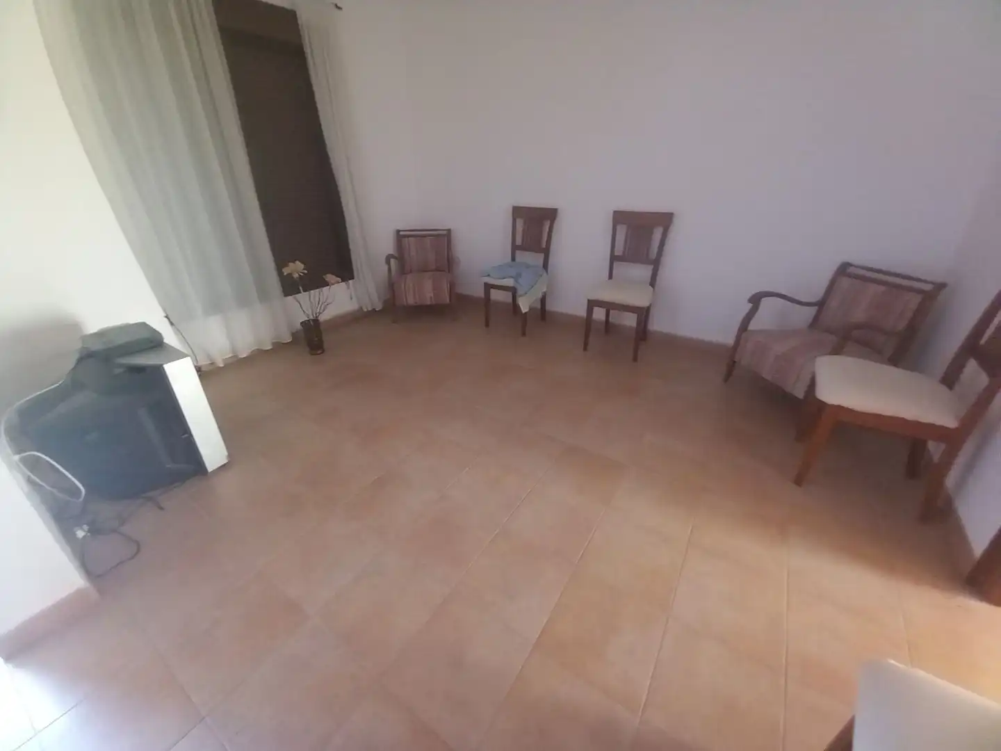 Wohnzimmer von Einfamilien-Reihenhaus zum Verkauf in Atajate mit Heizung und Abstellraum