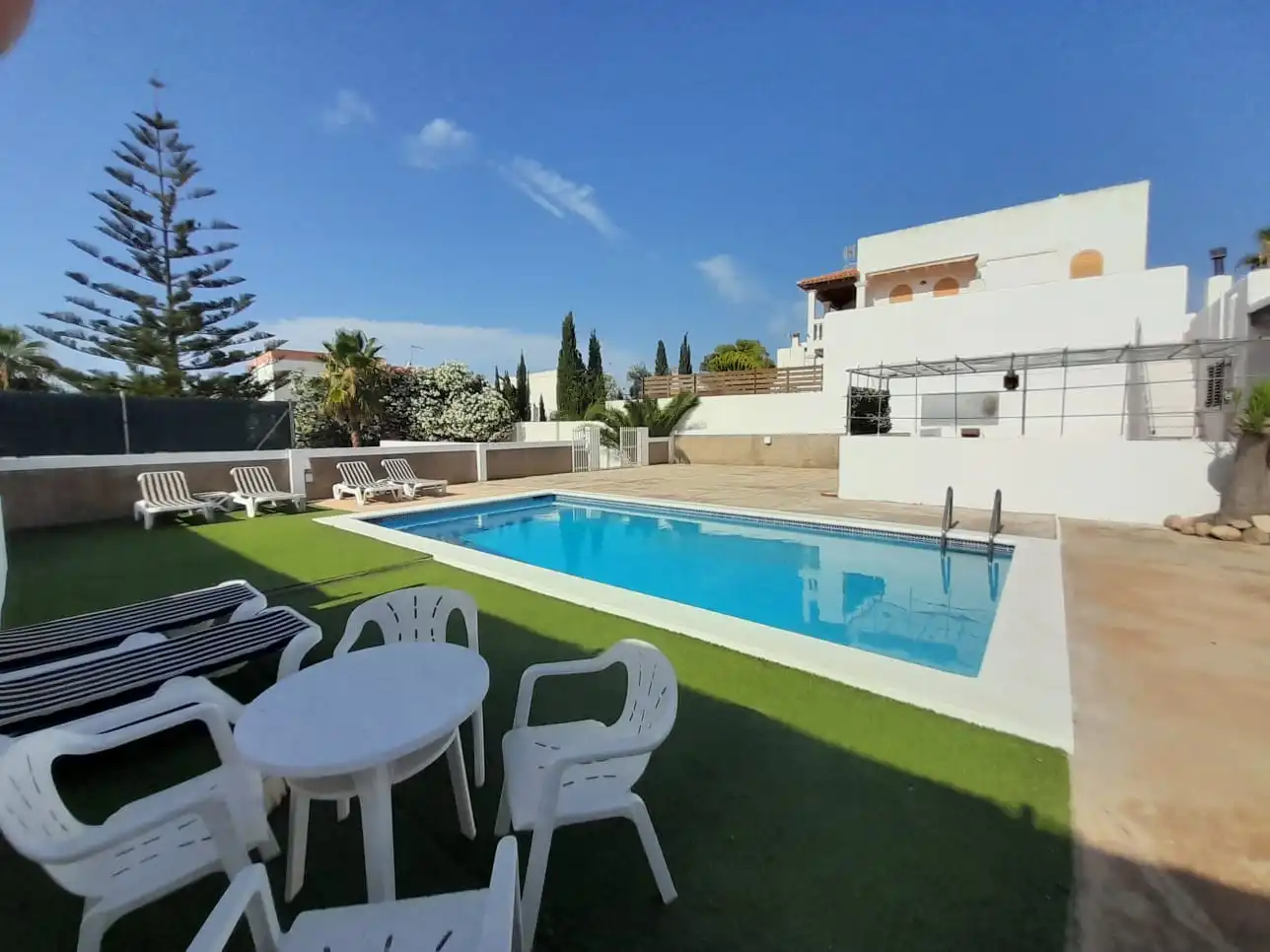 Chalet con piscina en venta en Carrer València 42, imagen 2