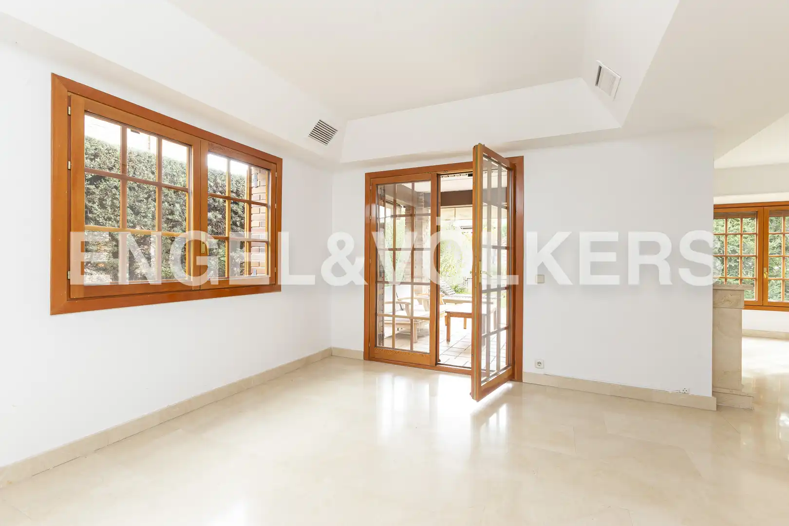 Vista exterior de Casa o chalet de alquiler en Las Rozas de Madrid con Aire acondicionado, Calefacción y Jardín privado