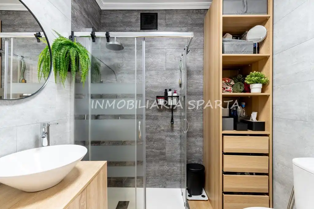 Badezimmer von Einfamilien-Reihenhaus zum Verkauf in Umbrete mit Klimaanlage