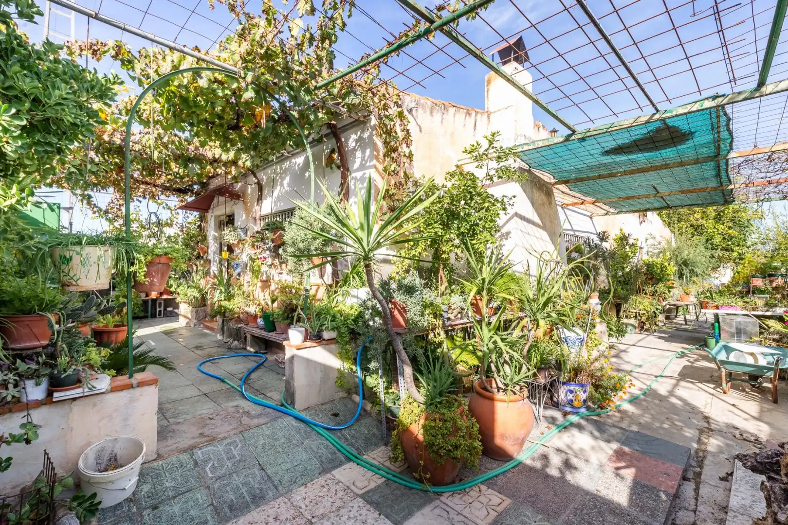 Terrassa de Finca rústica en venda en Fuente Vaqueros amb Jardí privat