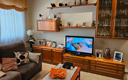 Living room of Single-family semi-detached for sale in  Barcelona Capital  with Air Conditioner, Terrace and Balcony