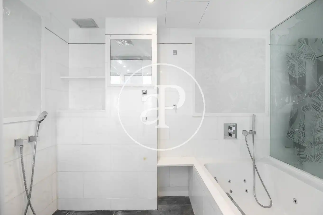 Bathroom of Attic for sale in Barcelona  with Air Conditioner, Heating and Terrace