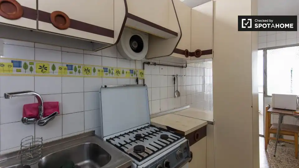 Kitchen of Flat for share in Granada  with Air Conditioner, Heating and Furnished