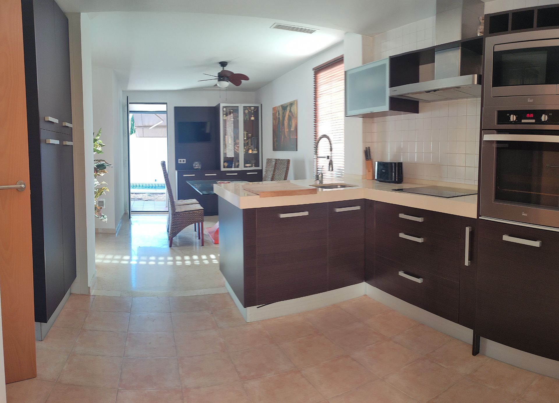 Cocina de Casa adosada de alquiler en Espartinas con Aire acondicionado, Jardín privado y Terraza