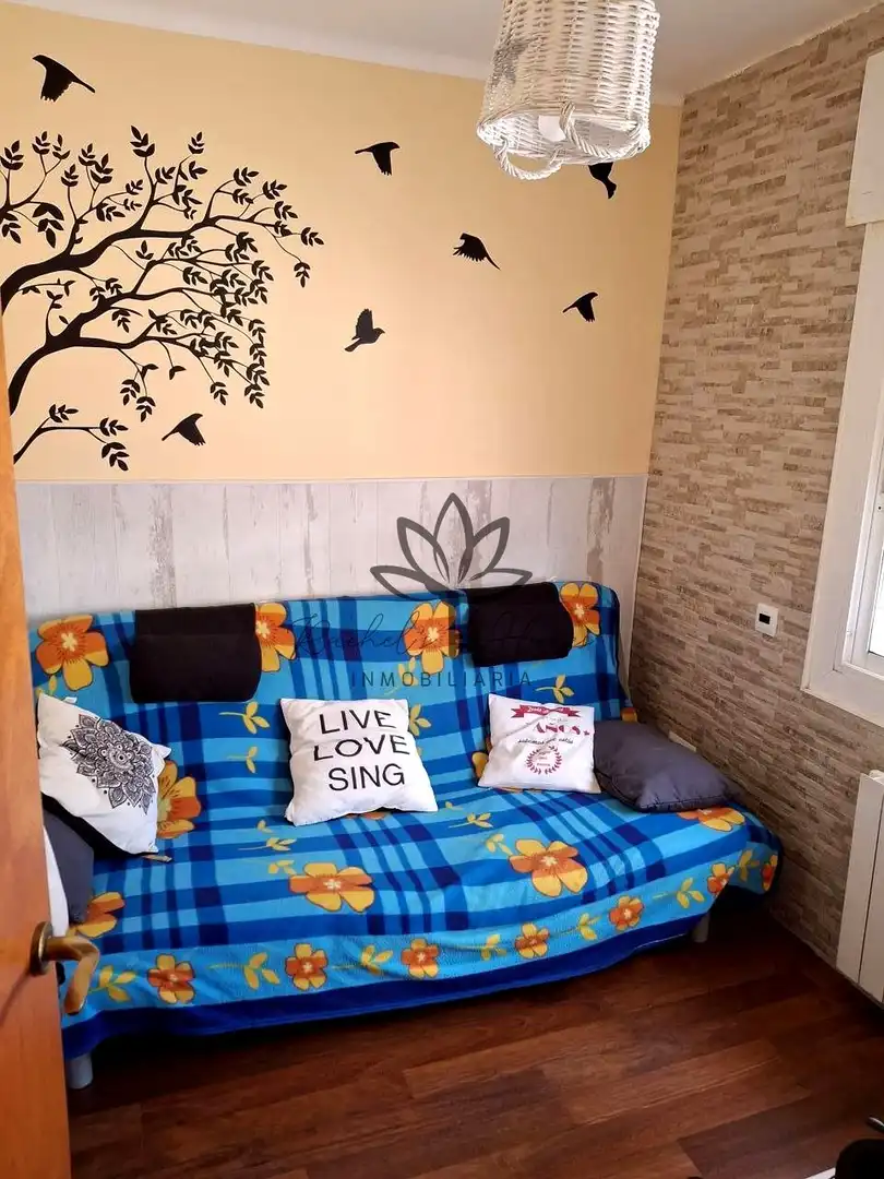 Wohnzimmer von Einfamilien-Reihenhaus zum Verkauf in Castelldefels mit Klimaanlage, Heizung und Privatgarten