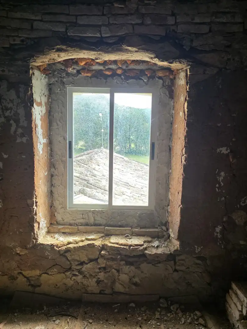 Casa adosada en venta en Valle de Valdelucio