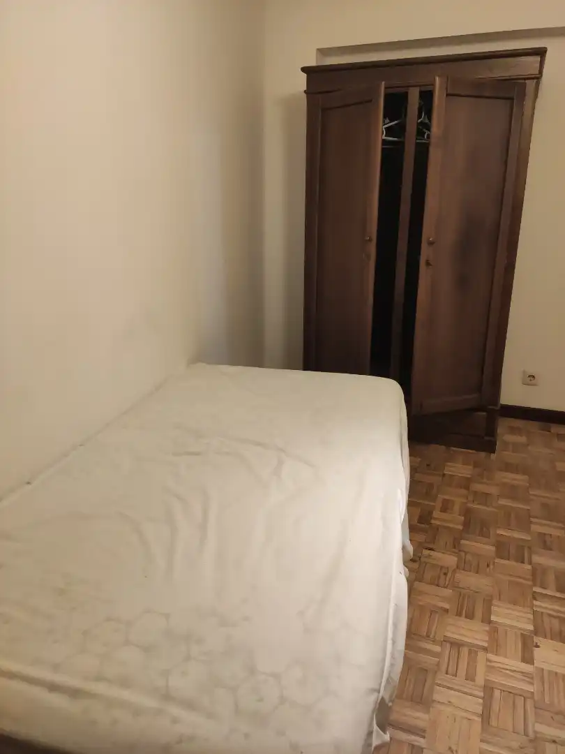 Dormitori de Pis de lloguer en A Coruña Capital  amb Parquet, Moblat i Microones