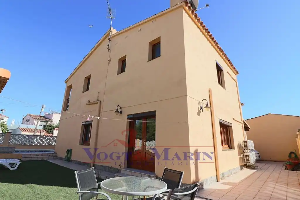 Casa con terraza en venta en Carrer Requesens