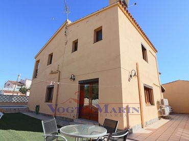 Haus mit Balkon zum Verkauf in Carrer Requesens