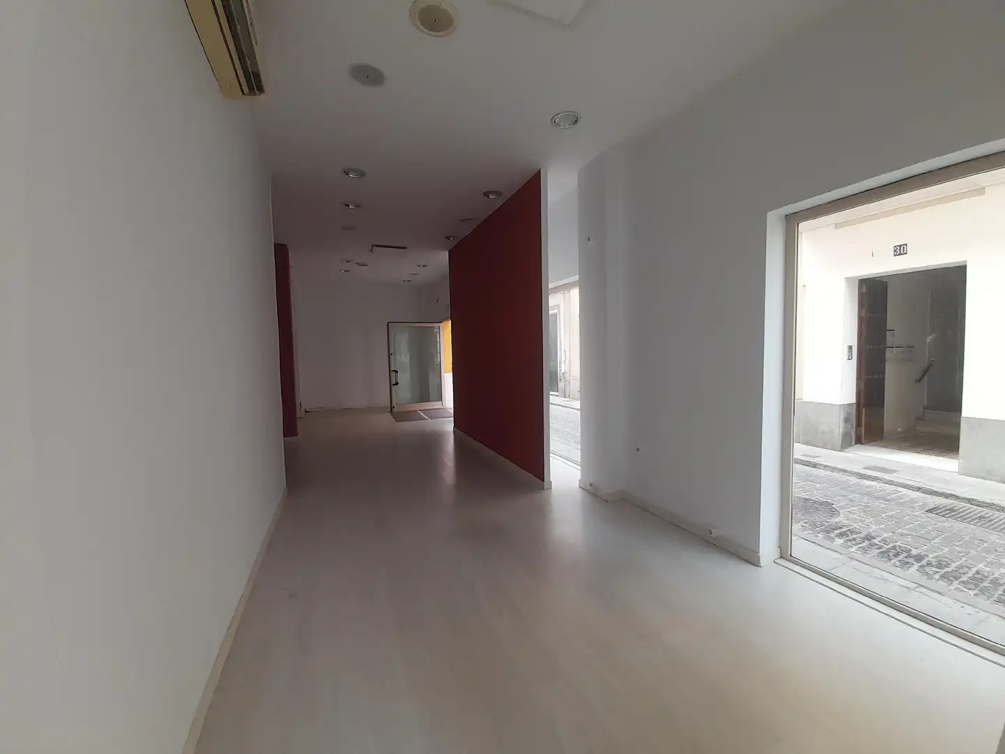 Local comercial en venta en Centro - Calzada - Cabo Noval, imagen 2