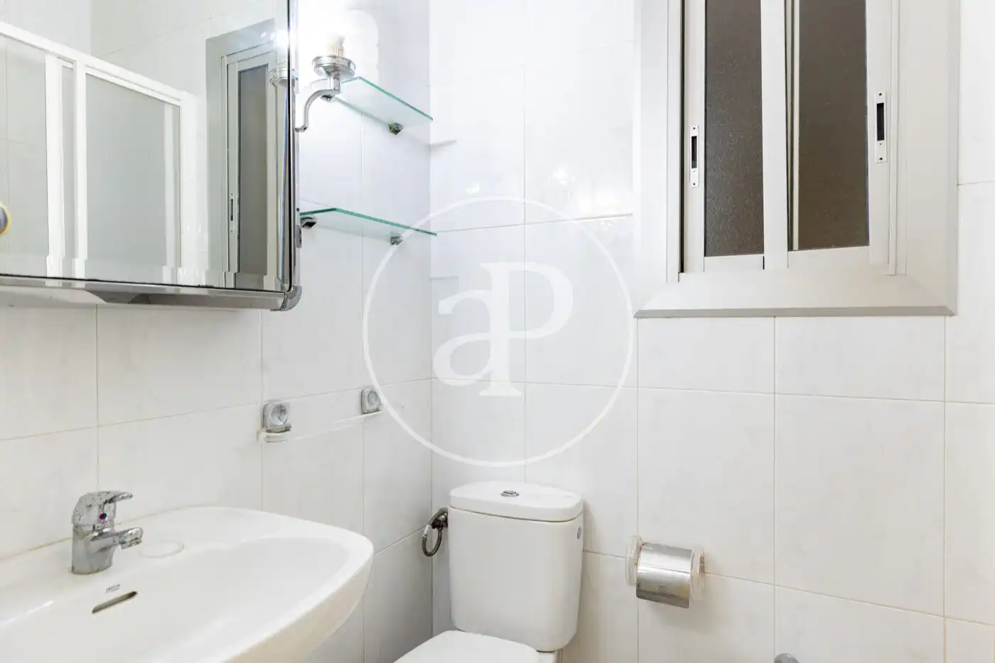 Bathroom of Flat for sale in Barcelona  with Air Conditioner, Heating and Balcony