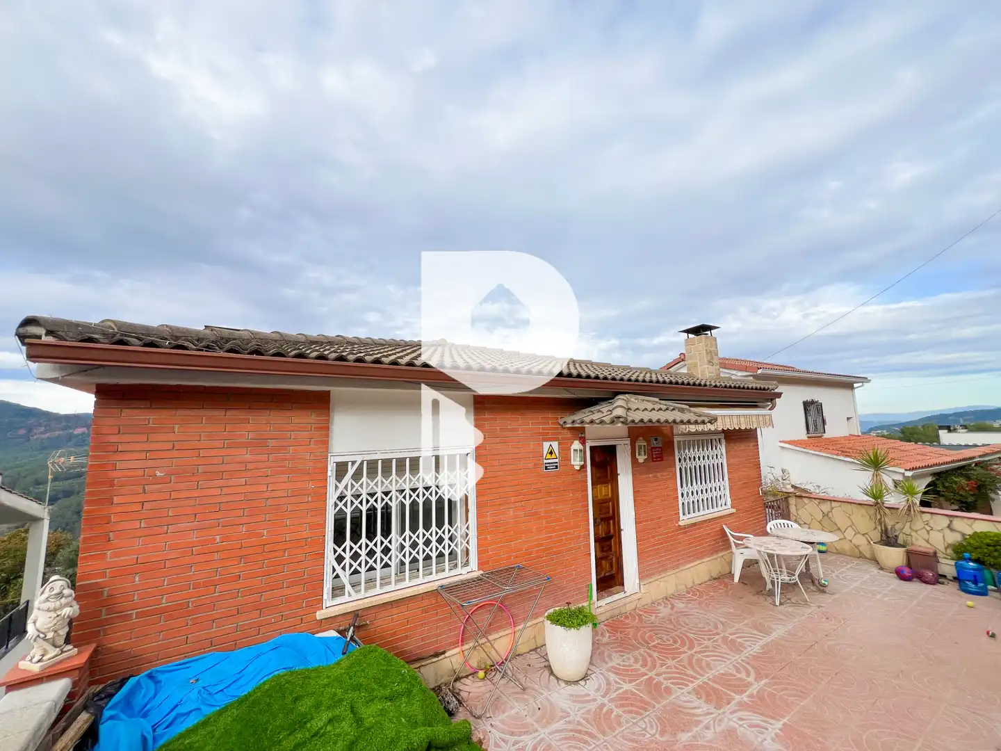 Vista exterior de Casa o xalet en venda en Torrelles de Llobregat amb Aire condicionat, Calefacció i Jardí privat