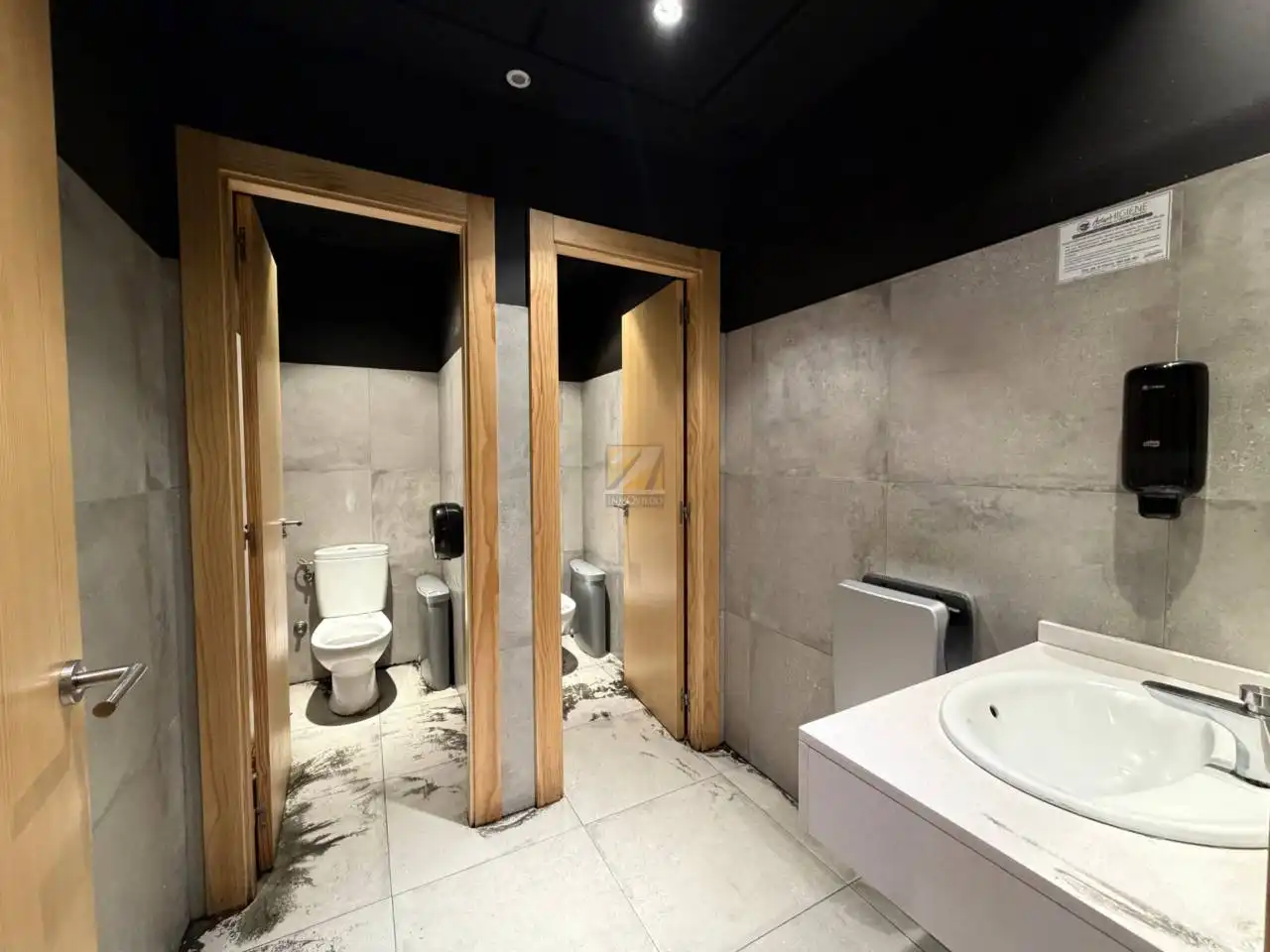 Badezimmer von Geschaftsraum zur Miete in Oviedo  mit Klimaanlage und Alarm