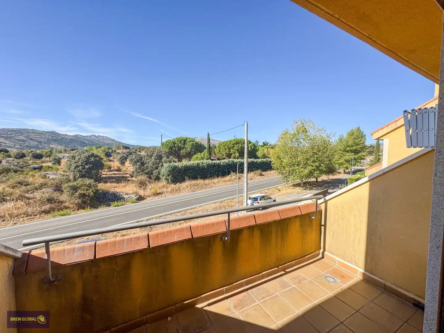 Vista exterior de Casa adosada en venta en Lozoyuela-Navas-Sieteiglesias con Calefacción, Jardín privado y Terraza