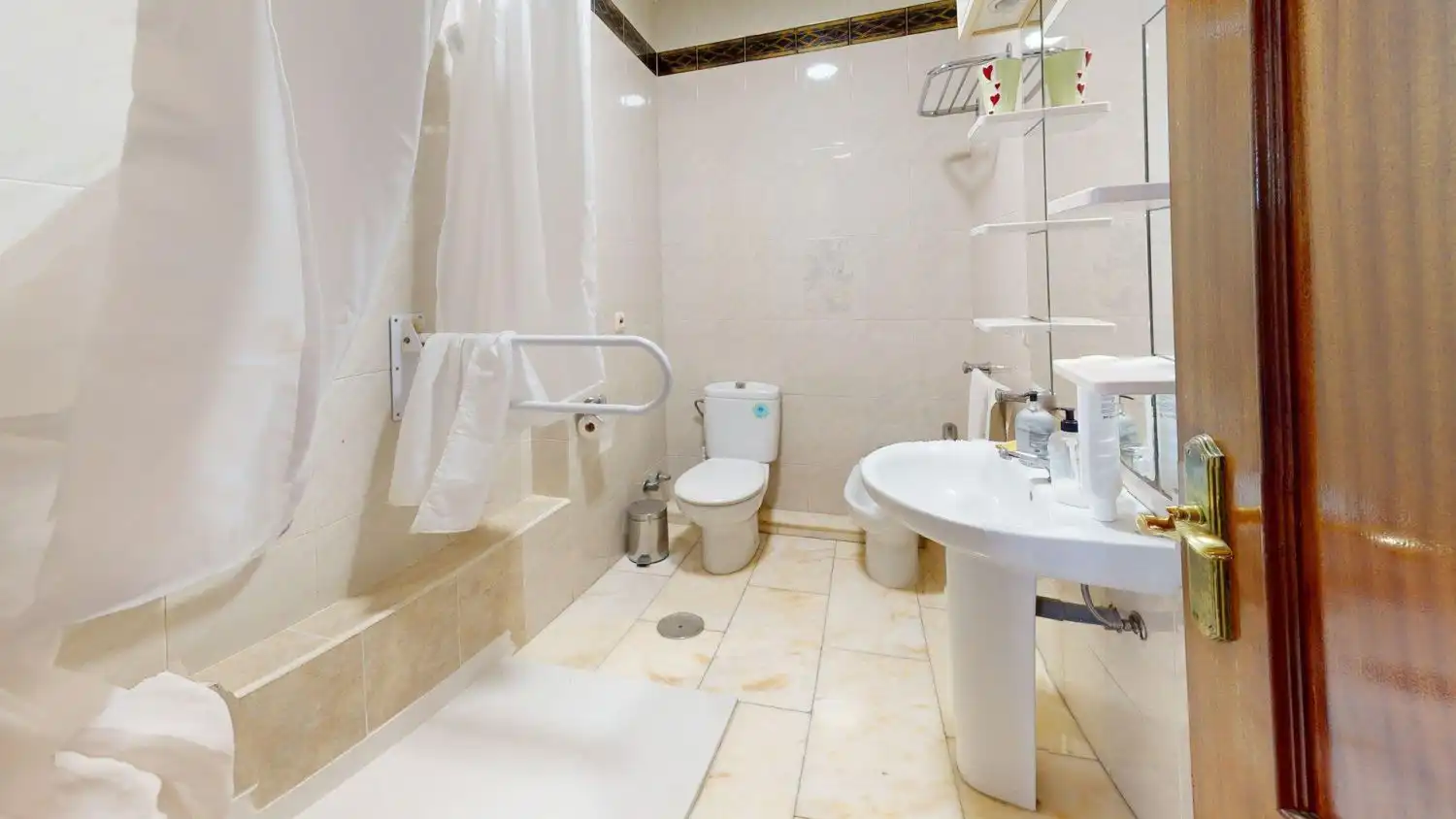 Bathroom of Flat for sale in Sevilla  with Air Conditioner, Terrace and Storage room