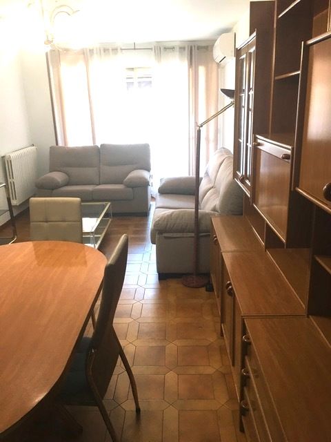 Sala d'estar de Pis de lloguer en  Zaragoza Capital amb Calefacció, Moblat i Forn